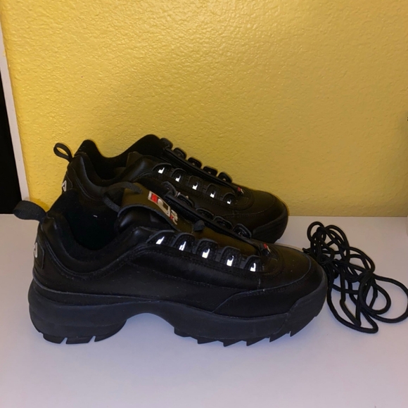 Fila Shoes - 💕EUC FILA Athletic Shoes 9